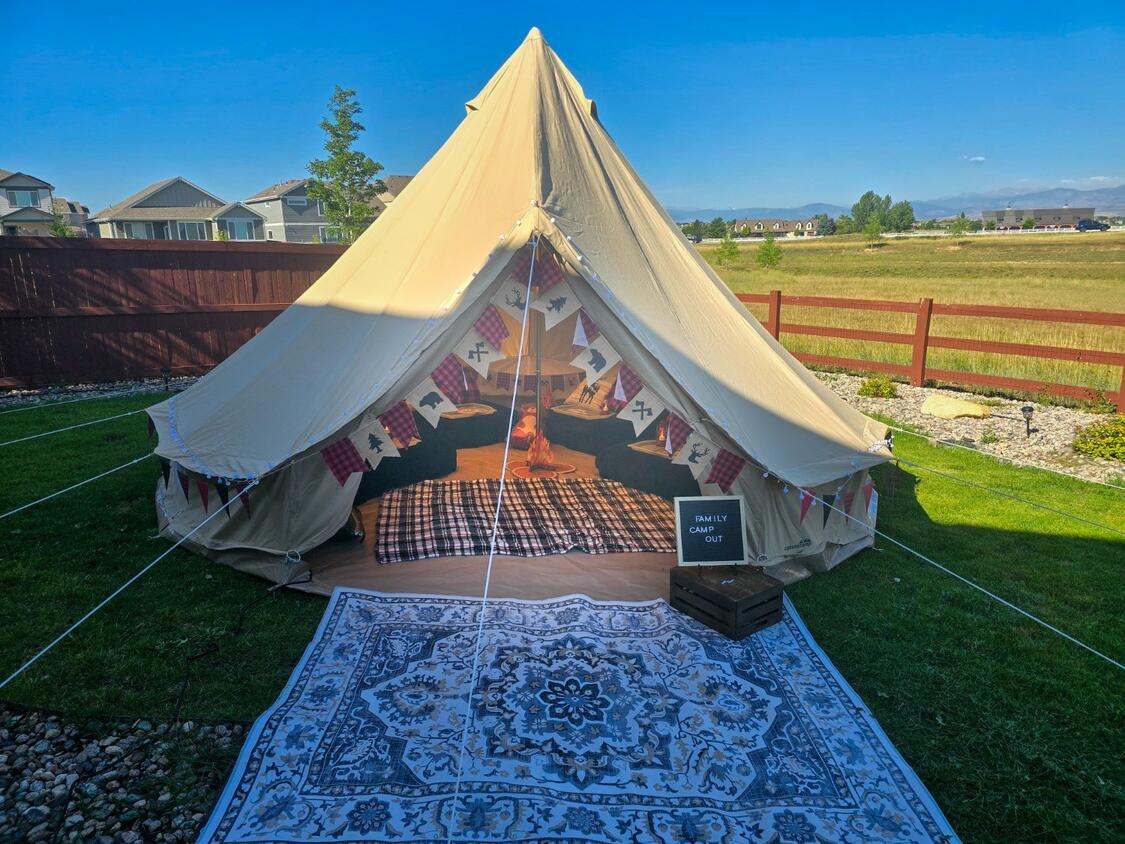 Foothills Picnics offers Fort Collins luxury picnics for dates, birthdays, engagements, anniversaries, and everything in-between. Perfect for couples, friends, and groups.