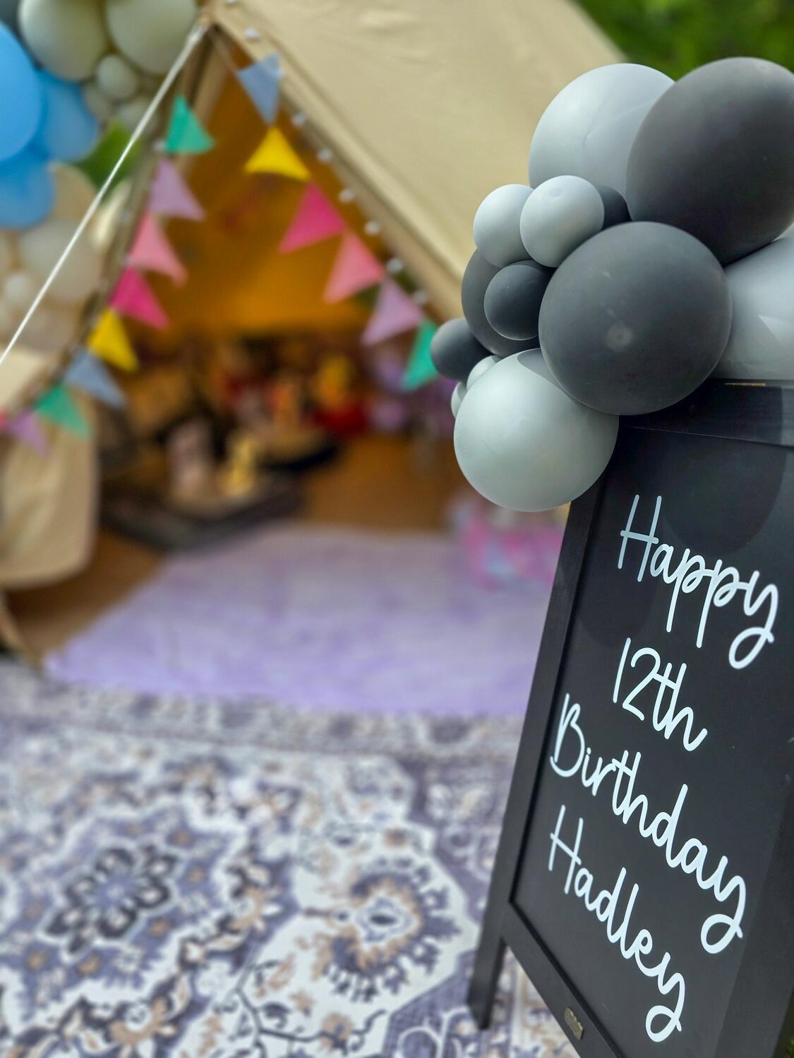 Foothills Picnics offers Fort Collins luxury picnics for dates, birthdays, engagements, anniversaries, and everything in-between. Perfect for couples, friends, and groups.