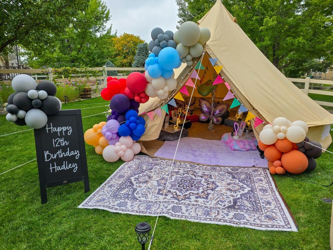 Foothills Picnics offers Fort Collins luxury picnics for dates, birthdays, engagements, anniversaries, and everything in-between. Perfect for couples, friends, and groups.