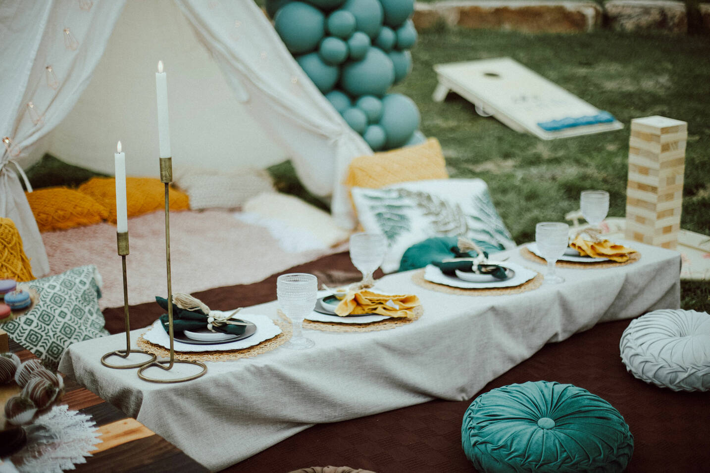 Foothills Picnics offers Fort Collins luxury picnics for dates, birthdays, engagements, anniversaries, and everything in-between. Perfect for couples, friends, and groups.