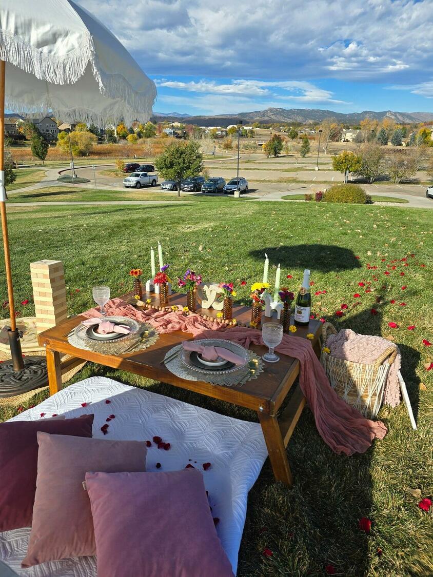 Foothills Picnics offers Fort Collins luxury picnics for dates, birthdays, engagements, anniversaries, and everything in-between. Perfect for couples, friends, and groups.