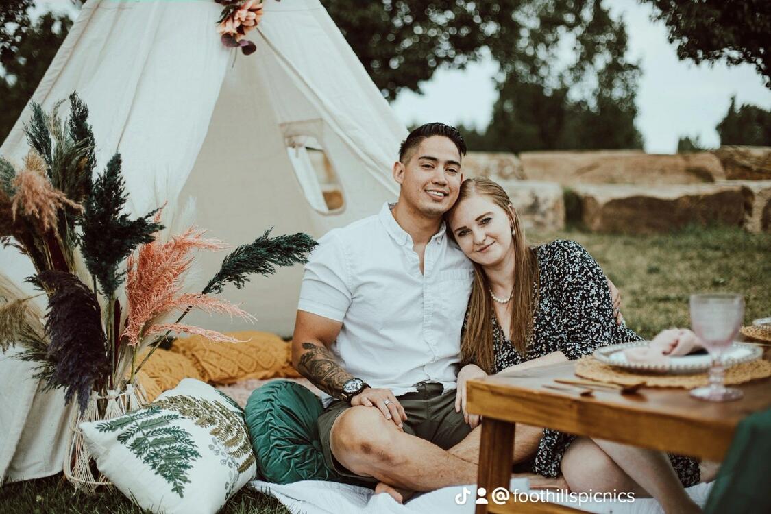 Foothills Picnics offers Fort Collins luxury picnics for dates, birthdays, engagements, anniversaries, and everything in-between. Perfect for couples, friends, and groups.