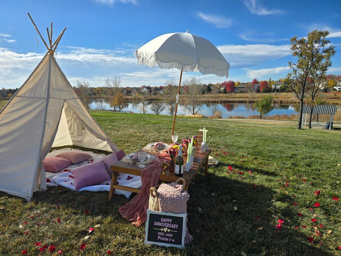 Foothills Picnics offers Fort Collins luxury picnics for dates, birthdays, engagements, anniversaries, and everything in-between. Perfect for couples, friends, and groups.