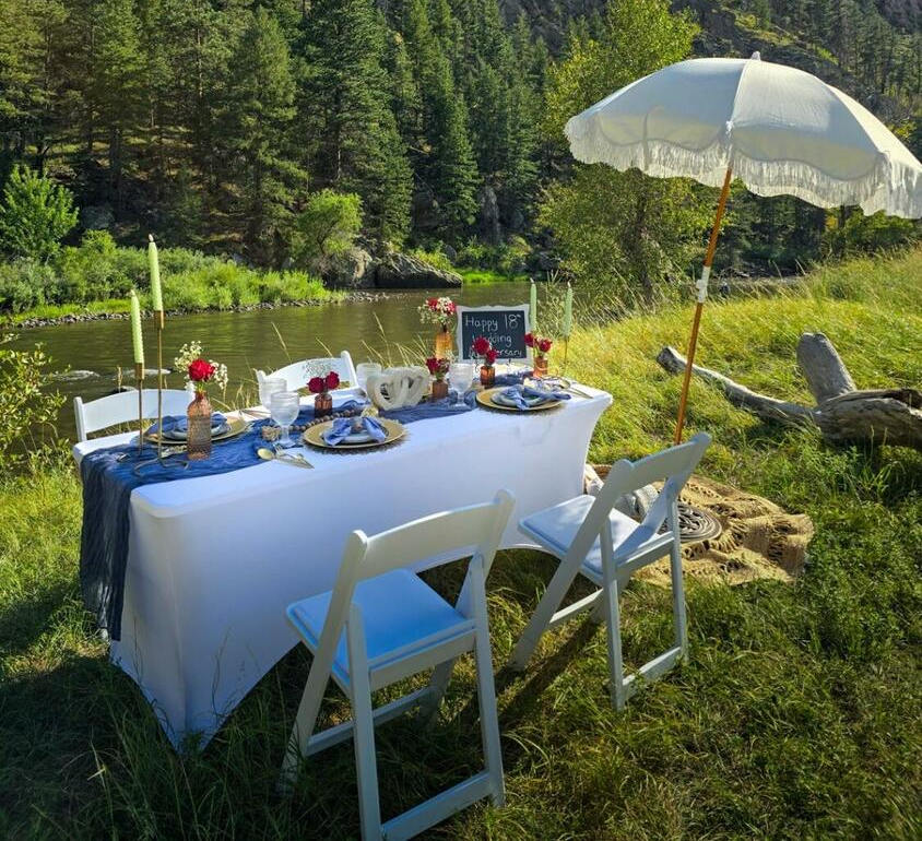 Foothills Picnics offers Fort Collins luxury picnics for dates, birthdays, engagements, anniversaries, and everything in-between. Perfect for couples, friends, and groups.