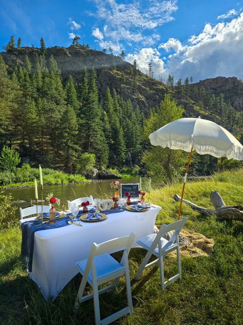 Foothills Picnics offers Fort Collins luxury picnics for dates, birthdays, engagements, anniversaries, and everything in-between. Perfect for couples, friends, and groups.