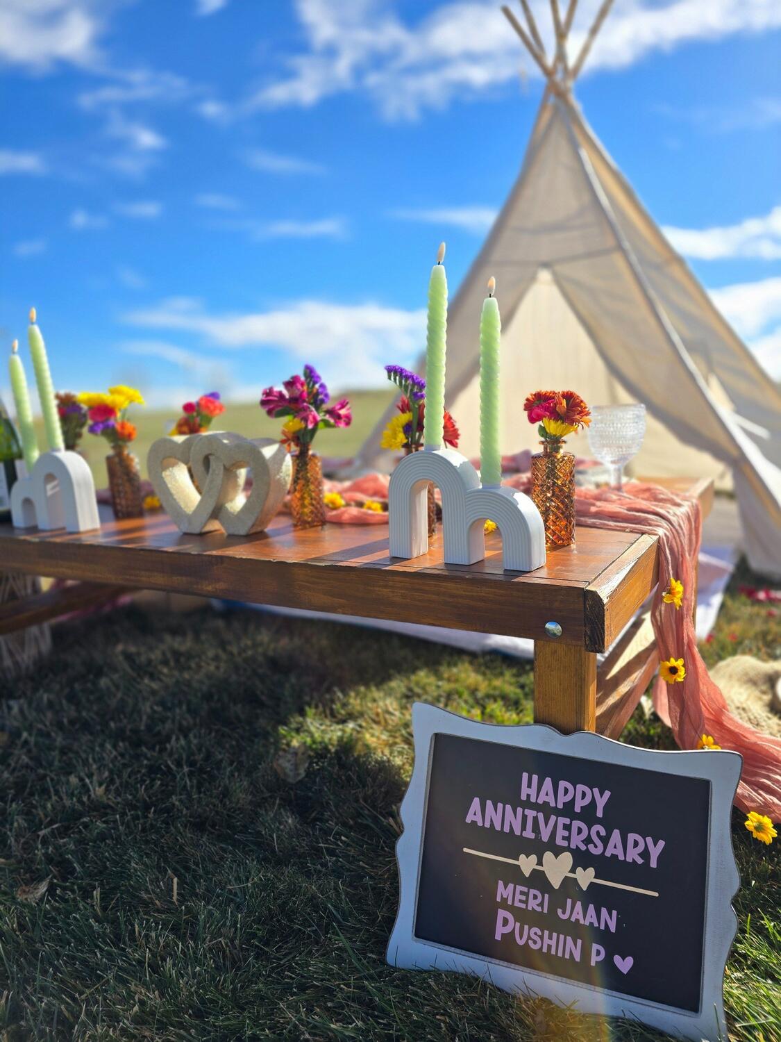 Foothills Picnics offers Fort Collins luxury picnics for dates, birthdays, engagements, anniversaries, and everything in-between. Perfect for couples, friends, and groups.