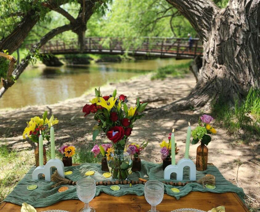 Foothills Picnics offers Fort Collins luxury picnics for dates, birthdays, engagements, anniversaries, and everything in-between. Perfect for couples, friends, and groups.