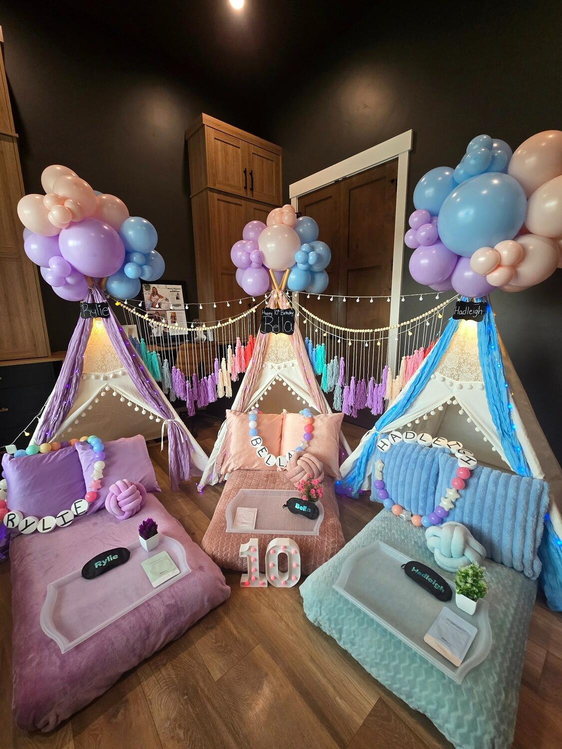 Foothills Picnics offers Fort Collins luxury picnics for dates, birthdays, engagements, anniversaries, and everything in-between. Perfect for couples, friends, and groups.