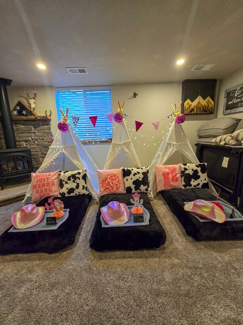 Foothills Picnics offers Fort Collins luxury picnics for dates, birthdays, engagements, anniversaries, and everything in-between. Perfect for couples, friends, and groups.