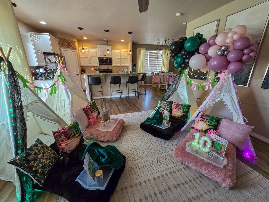 Foothills Picnics offers Fort Collins luxury picnics for dates, birthdays, engagements, anniversaries, and everything in-between. Perfect for couples, friends, and groups.