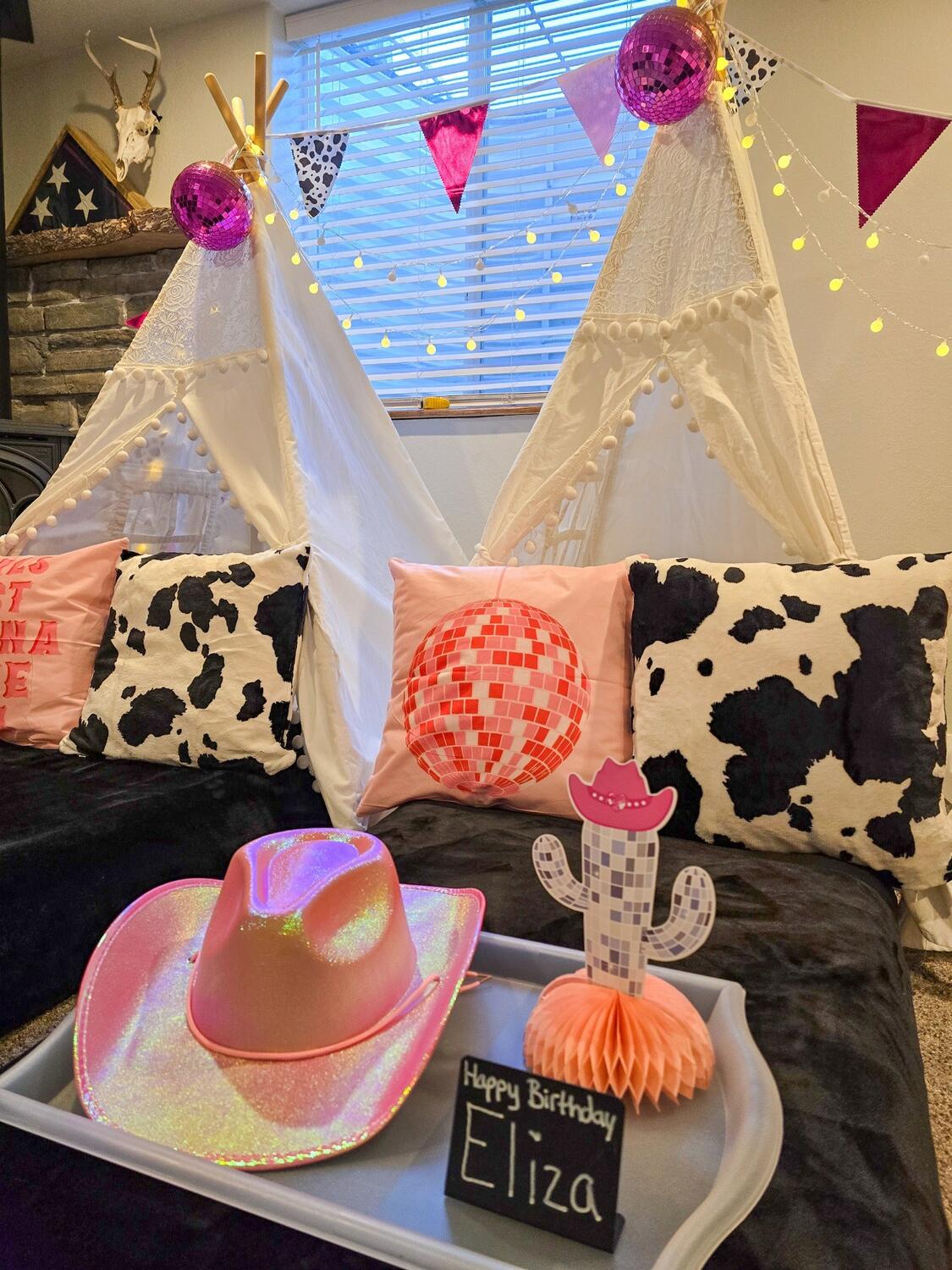 Foothills Picnics offers Fort Collins luxury picnics for dates, birthdays, engagements, anniversaries, and everything in-between. Perfect for couples, friends, and groups.