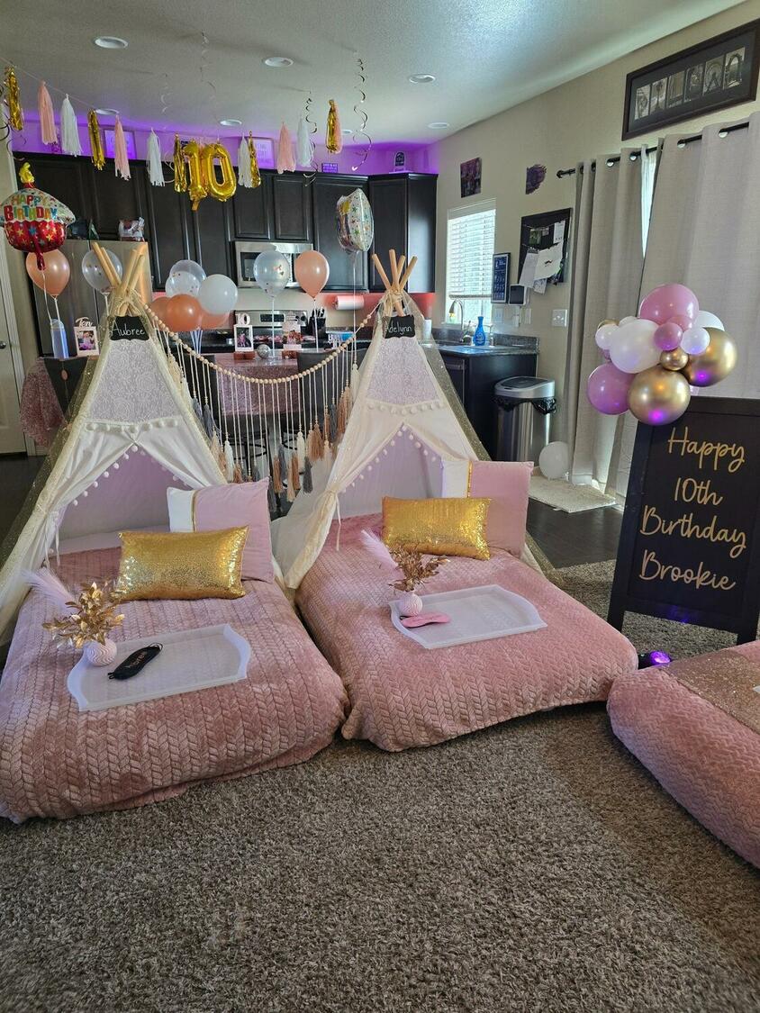 Foothills Picnics offers Fort Collins luxury picnics for dates, birthdays, engagements, anniversaries, and everything in-between. Perfect for couples, friends, and groups.