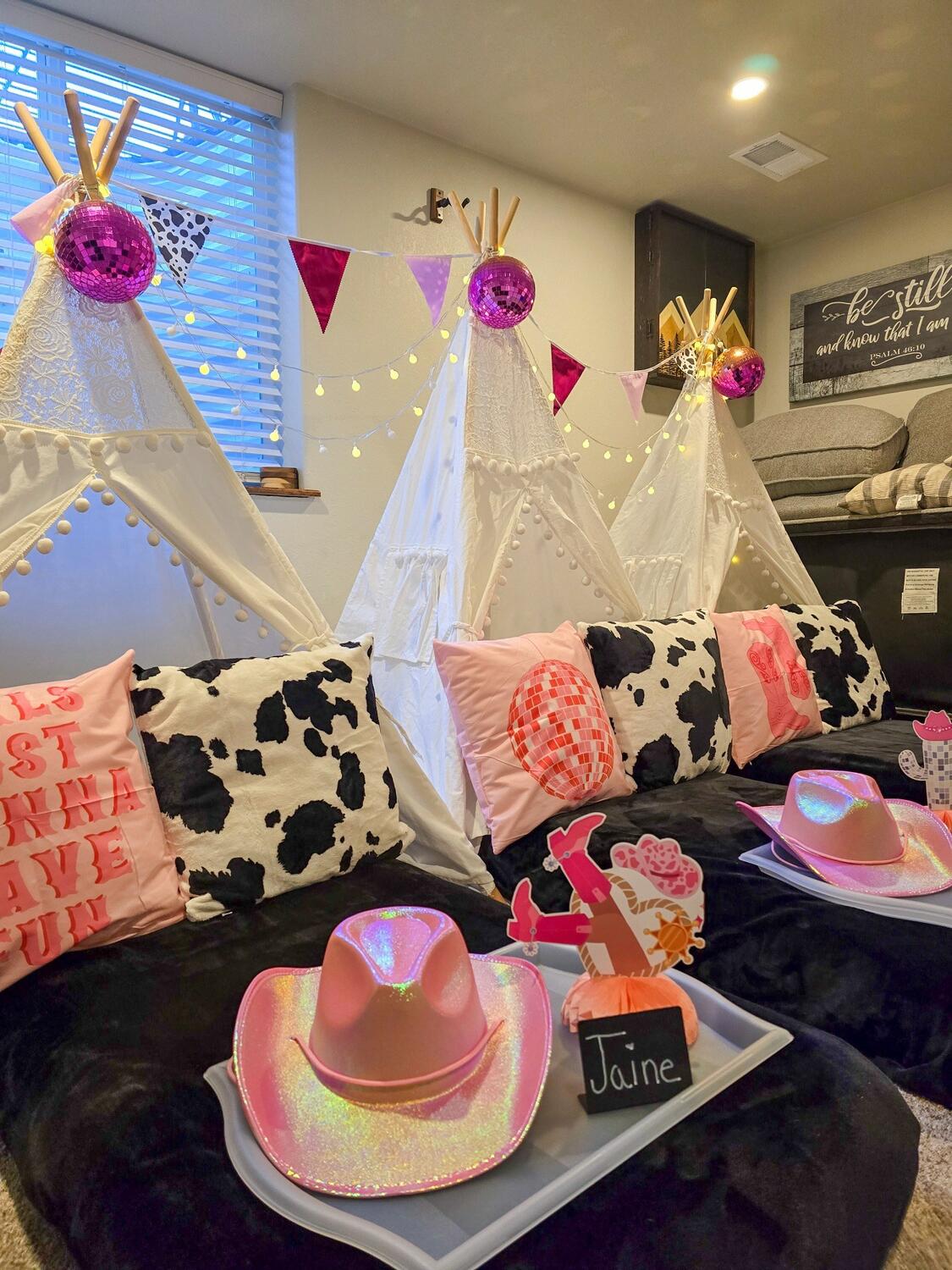 Foothills Picnics offers Fort Collins luxury picnics for dates, birthdays, engagements, anniversaries, and everything in-between. Perfect for couples, friends, and groups.