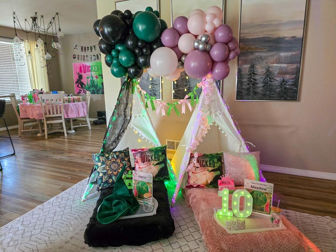 Foothills Picnics offers Fort Collins luxury picnics for dates, birthdays, engagements, anniversaries, and everything in-between. Perfect for couples, friends, and groups.