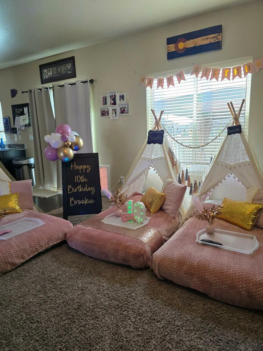 Foothills Picnics offers Fort Collins luxury picnics for dates, birthdays, engagements, anniversaries, and everything in-between. Perfect for couples, friends, and groups.