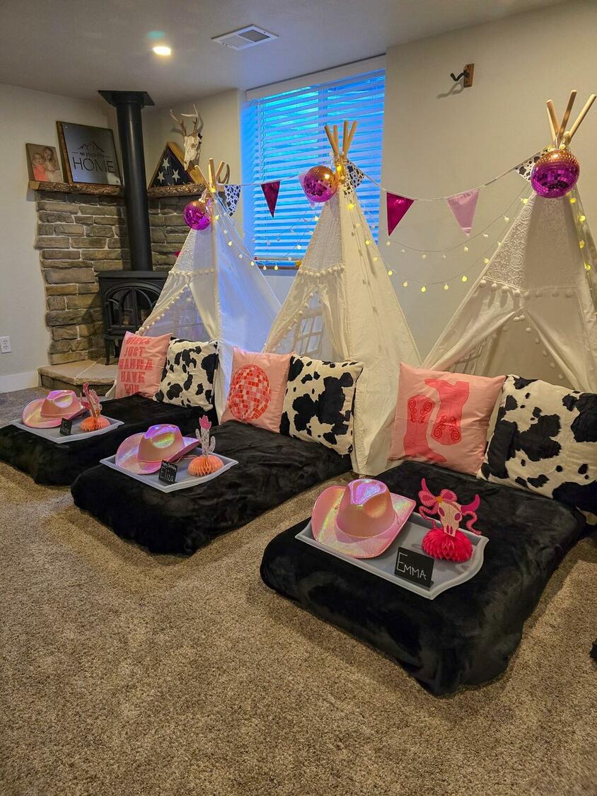 Foothills Picnics offers Fort Collins luxury picnics for dates, birthdays, engagements, anniversaries, and everything in-between. Perfect for couples, friends, and groups.