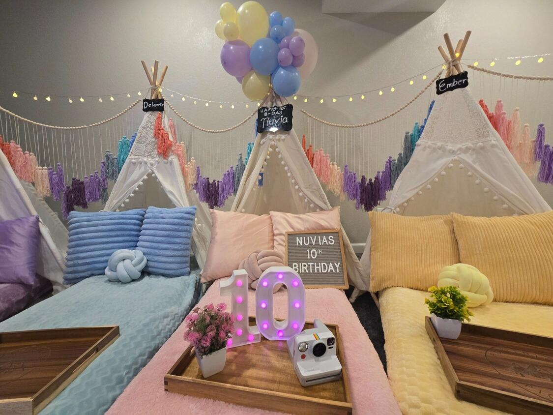 Foothills Picnics offers Fort Collins luxury picnics for dates, birthdays, engagements, anniversaries, and everything in-between. Perfect for couples, friends, and groups.