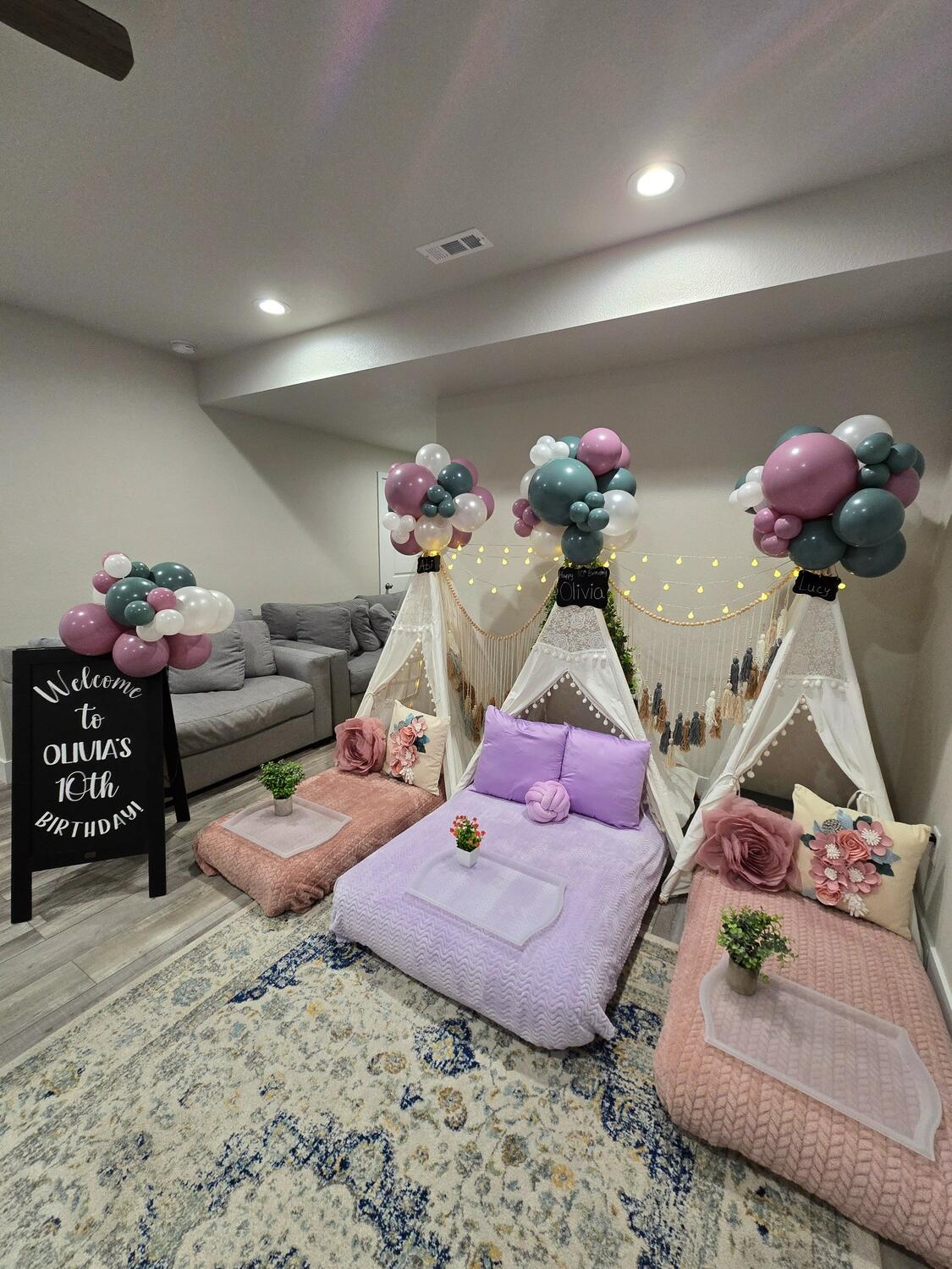 Foothills Picnics offers Fort Collins luxury picnics for dates, birthdays, engagements, anniversaries, and everything in-between. Perfect for couples, friends, and groups.
