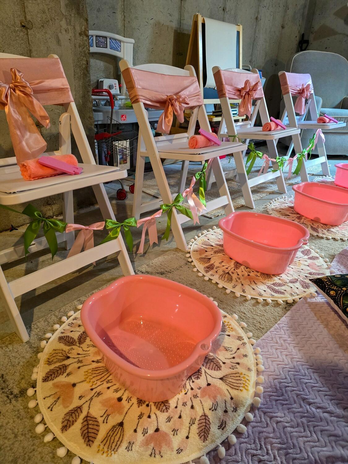 Foothills Picnics offers Fort Collins luxury picnics for dates, birthdays, engagements, anniversaries, and everything in-between. Perfect for couples, friends, and groups.